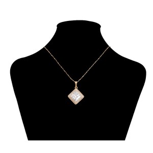 Apzeltīts kulons, rotāts ar mirdzošiem cirkoniem, zelta pārklājums 18 karāti (bez ķēdītes)